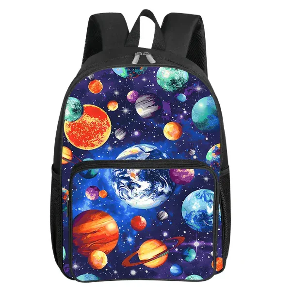 Mochila com padrão de planetas e galáxias.
