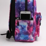 Mochila de galáxia com bolso para celular, design colorido e cósmico.