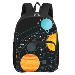 Mochila com estampa planetária e espaço.