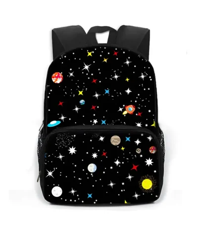 Mochila infantil com padrão de planetas e estrelas do sistema solar.