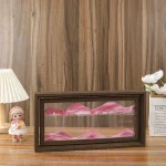 Vitrine de madeira com paisagem de montanhas rosas em relevo, ideal para decoração interior ou como objeto de coleção.