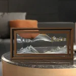 Painel em vidro decorativo representando uma paisagem de montanhas, emoldurado em madeira, ideal para uma decoração interior elegante e moderna.