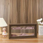 Vitrine de madeira com decor de montanhas miniaturas, ideal para decoração científica ou educativa, destacando paisagens miniaturas em um quadro elegante.