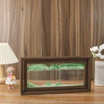 Painel envidraçado apresentando um decor geológico em miniatura com camadas de terreno em relevo, ideal para decoração científica ou educativa.