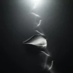 Imagem artística de um espelho misterioso com reflexos luminosos, criando uma atmosfera enigmática e moderna. Perfeito para decoração científica ou contemporânea.