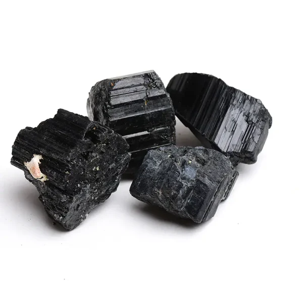 Pedra de selenita bruta, cristais negros e brilhantes, com aspeto natural e mineral.