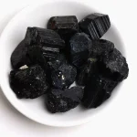 Pedra de obsidiana negra bruta, ideal para decoração ou litoterapia, trazendo proteção e energia positiva.