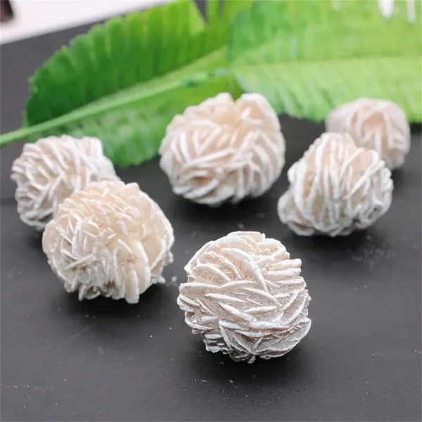 Bolas de trufa branca em chocolate branco decoradas com requinte, perfeitas para uma degustação gourmet e elegante.