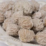 Close-up de cristais de sal do Himalaia, mostrando sua textura cristalina e cor rosa pálido, perfeitos para decoração ou culinária.