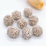 Bolas de confeitaria em forma de esferas, cobertas de açúcar de confeiteiro, evocando elementos científicos ou moléculas.