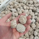 Frutos da paixão secos na mão, com um fundo de frutos semelhantes. Perfeito para decoração ou culinária.