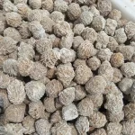 Bolas de pinho branco naturais, perfeitas para decoração interior ou exterior, trazendo um toque natural e elegante ao seu espaço.