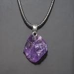 Ametista bruta em pingente, pedra natural roxa, joia de decoração científica, acessório único, perfeito para os amantes de minerais e decoração de interiores.
