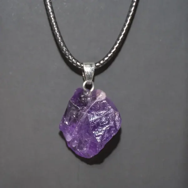 Ametista bruta em pingente, pedra natural roxa, joia de decoração científica, acessório único, perfeito para os amantes de minerais e decoração de interiores.