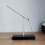 Púlpito de astronomia em alumínio, ideal para observação do céu ou como decoração científica moderna. Fácil de manusear, combina design elegante e funcionalidade para entusiastas ou decoradores.