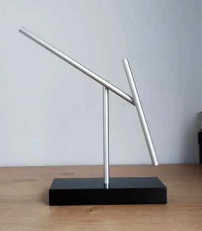 Púlpito de astronomia em alumínio, ideal para observação do céu ou como decoração científica moderna. Fácil de manusear, combina design elegante e funcionalidade para entusiastas ou decoradores.