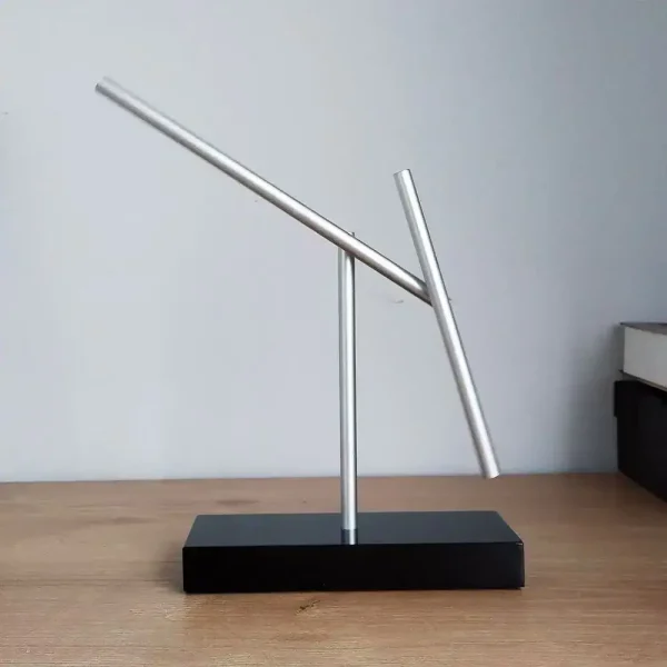 Púlpito de astronomia em alumínio, ideal para observação do céu ou como decoração científica moderna. Fácil de manusear, combina design elegante e funcionalidade para entusiastas ou decoradores.