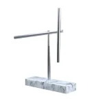 Pinça de microscópio em metal com base em mármore branco, ideal para decoração científica ou para uso em laboratório, aliando elegância e funcionalidade.