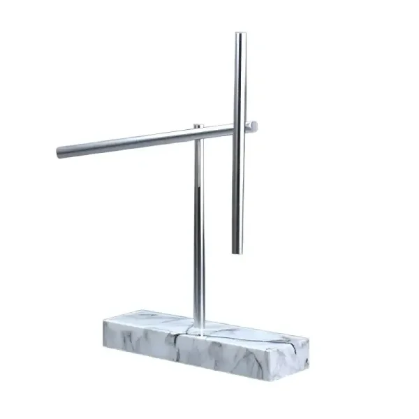 Pinça de microscópio em metal com base em mármore branco, ideal para decoração científica ou para uso em laboratório, aliando elegância e funcionalidade.
