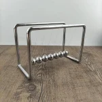 Pêndulo de Newton em metal brilhante, ilustrando a conservação de energia e a transmissão de força, perfeito para decoração científica ou ensino.