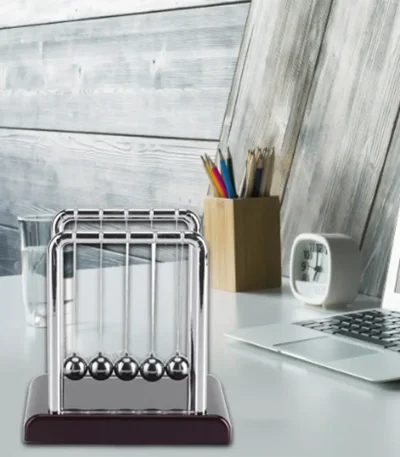 Pêndulo de Newton clássico com suporte de madeira, ideal para decoração científica e aprendizado de física. Perfeito para um escritório ou sala de aula.
