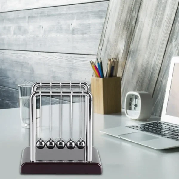 Pêndulo de Newton clássico com suporte de madeira, ideal para decoração científica e aprendizado de física. Perfeito para um escritório ou sala de aula.