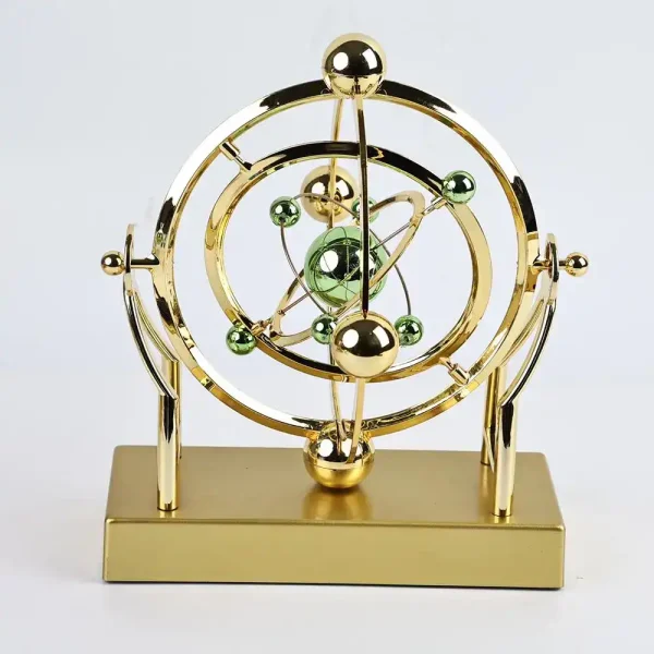 Modelo atômico decorativo em metal dourado com esferas verdes e douradas, representando um átomo estilizado.