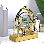 Relógio decorativo científico em metal dourado com esferas verdes, design elegante e moderno, ideal para decoração de escritório ou prateleira.