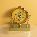 OBJETO CIENTÍFICO - Decoração de modelo atômico em metal dourado com esferas verdes.