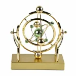 Relógio científico decorativo em metal dourado com esferas e braços articulados, ideal para decoração de escritório ou prateleira.