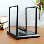 Pêndulo de Newton em madeira e metal, experiência científica para demonstração da conservação de energia, ideal para aprendizado em física.