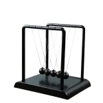 Pêndulo de Newton de mesa com esferas em madeira preta e estrutura em metal preto.