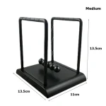 Pêndulo de Newton de mesa em metal preto com esferas suspensas para experiência científica ou decoração moderna.