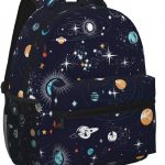 Mochila com padrão de espaço e planetas, ideal para os amantes da astronomia e das ciências. Perfeita para a escola ou atividades ao ar livre, unindo estilo e paixão pelo universo.