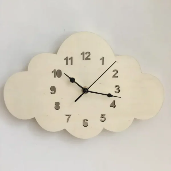 Relógio de parede em forma de nuvem branca em madeira com números pretos e ponteiros modernos, ideal para uma decoração original e lúdica.