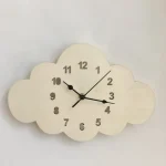 Pêndulo de parede em forma de nuvem com relógio integrado.