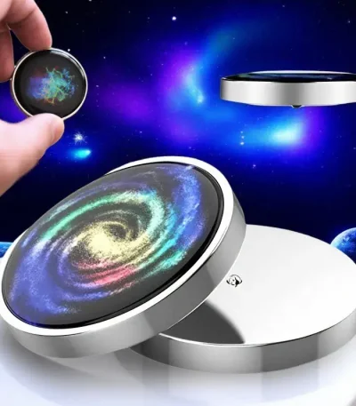 Holograma de galáxia em rotação com efeitos luminosos coloridos, apresentado em um ambiente espacial futurista.