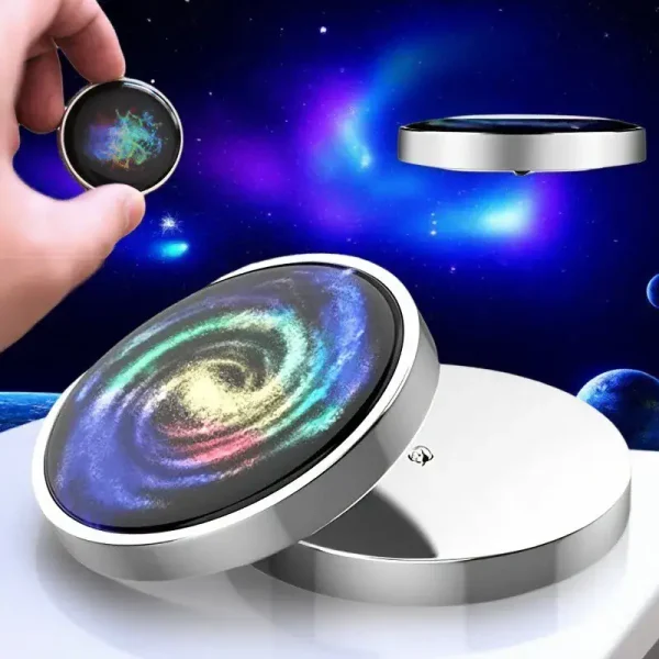Holograma de galáxia em rotação com efeitos luminosos coloridos, apresentado em um ambiente espacial futurista.
