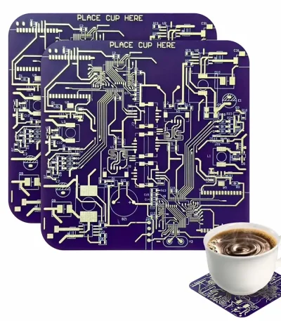 Placa de circuito impresso roxa com inscrições "PLACE CUP HERE" e uma xícara de café colocada sobre um circuito impresso.