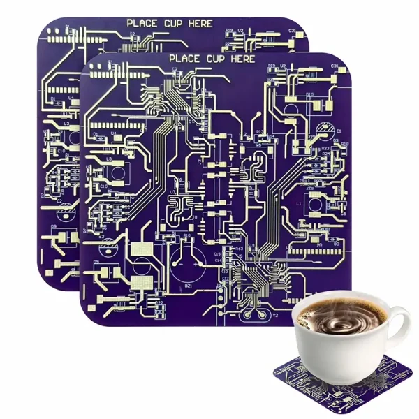 Placa de circuito impresso roxa com inscrições "PLACE CUP HERE" e uma xícara de café colocada sobre um circuito impresso.
