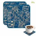 Chip eletrônico azul com circuitos complexos, ideal para decoração ou projetos educativos.