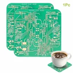 Placa de circuito eletrônico verde para decoração de laboratório ou oficina científica, acompanhada de uma caneca de café sobre uma placa em circuito impresso.