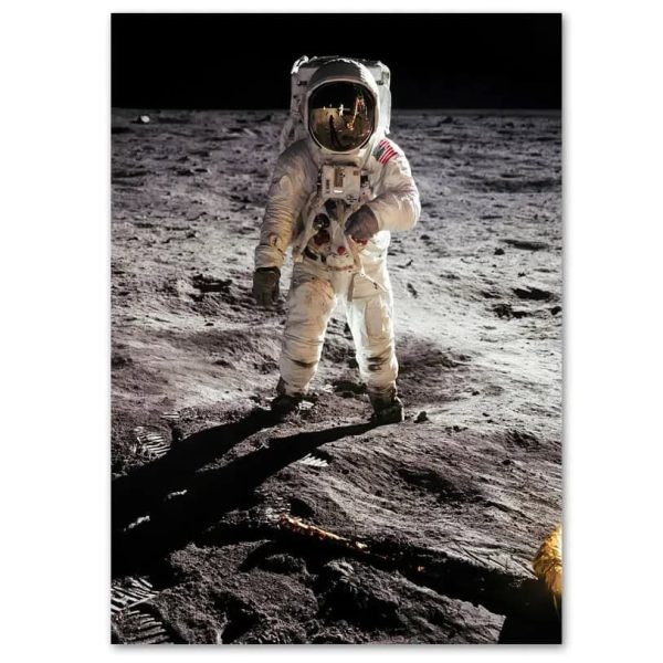 Astronauta na superfície da lua com um capacete refletor.