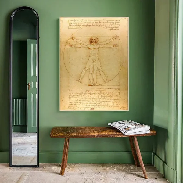 Reprodução do famoso desenho de Leonardo da Vinci, representando o homem de Vitrúvio com suas proporções ideais, exibido em uma parede verde em uma sala elegante.