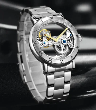 Relógio skeleton mecânico em aço inoxidável com movimento visível, design elegante e sofisticado, ideal para entusiastas de ciência e decoração relojoeira.