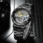 Relógio skeleton mecânico em aço preto com movimento visível, design elegante e moderno.