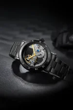 Relógio mecânico skeleton preto com movimento visível, caixa em aço preto e pulseira em metal, aliando elegância e tecnologia para os amantes de relojoaria.