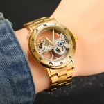 Relógio skeleton em ouro maciço com mecanismo visível, pulseira em aço dourado, design elegante e sofisticado. Perfeito para entusiastas de relógios mecânicos e estilo luxuoso.