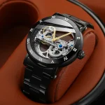 Relógio skeleton mecânico com movimento visível, caixa preta e pulseira em aço, combinando estilo sofisticado e técnica relojoeira.