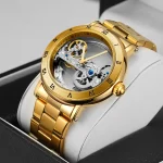 Um relógio mecânico dourado com movimento visível, elegante e sofisticado.